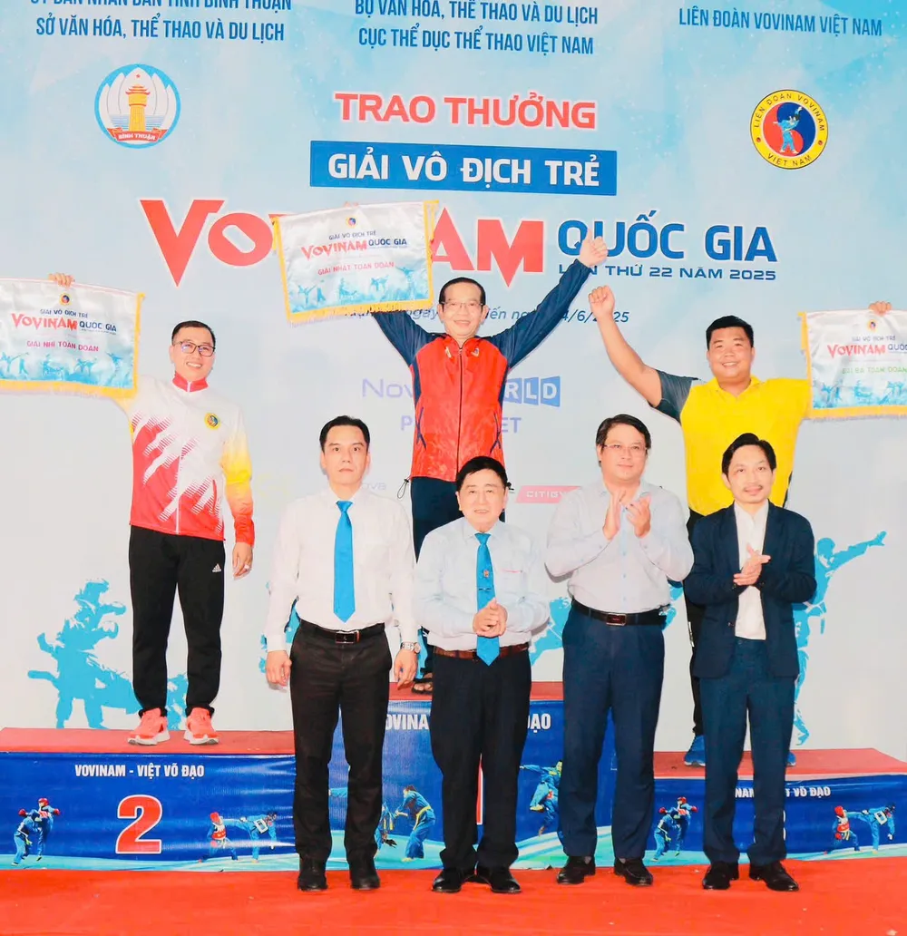 Các đội có kết quả cao nhất nhận cờ lưu niệm của ban tổ chức. Ảnh: VOVINAMVN