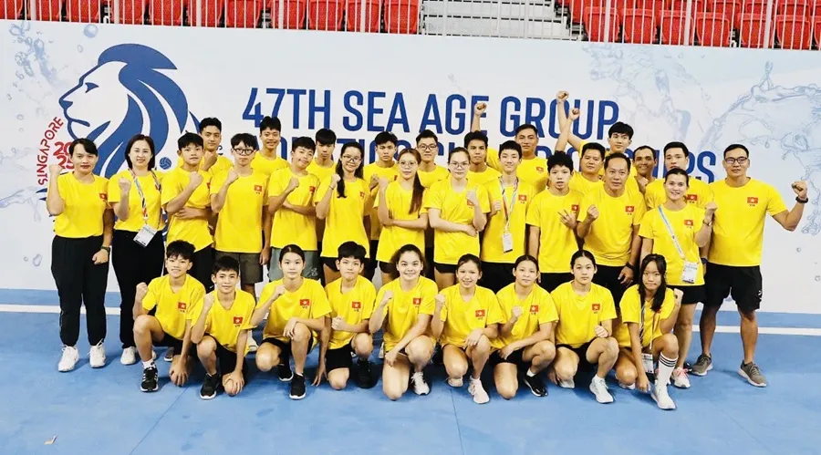 Đội bơi trẻ Việt Nam đang thi đấu với phong độ tốt tại Singapore và giành được 15 HCV. Ảnh: LÊ THANH