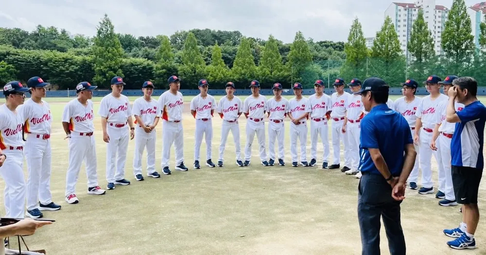 Đội tuyển bóng chày Việt Nam thực hiện tập huấn tại Hàn Quốc. Ảnh: VBSF