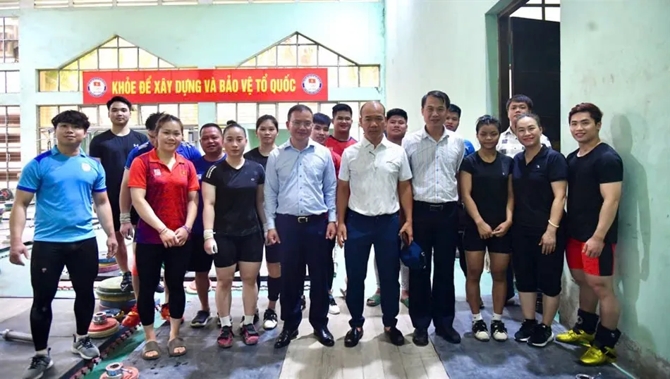 Lãnh đạo Cục TDTT Việt Nam gặp mặt kiểm tra nơi tập luyện đội tuyển cử tạ Việt Nam. Ảnh: LƯỢNG LƯỢNG