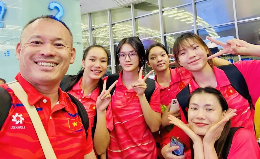 Đội bóng chuyền nữ Việt Nam đến Thượng Hải thi đấu giải Shanghai Future Stars 2025. Ảnh: VFV