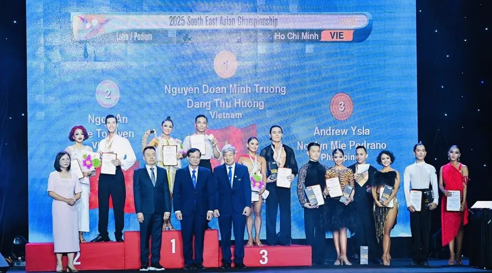 VĐV Phan Hiển, Thu Hương giành HCV cho đội dancesports Việt Nam trong giải đấu. Ảnh: KTA