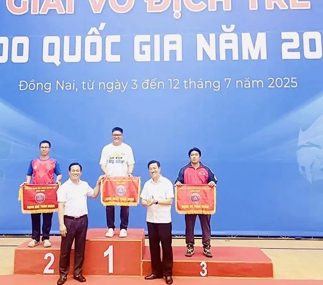 Các đơn vị được trao cờ lưu niệm với thành tích của mình từ ban tổ chức. Ảnh: JUDOVN