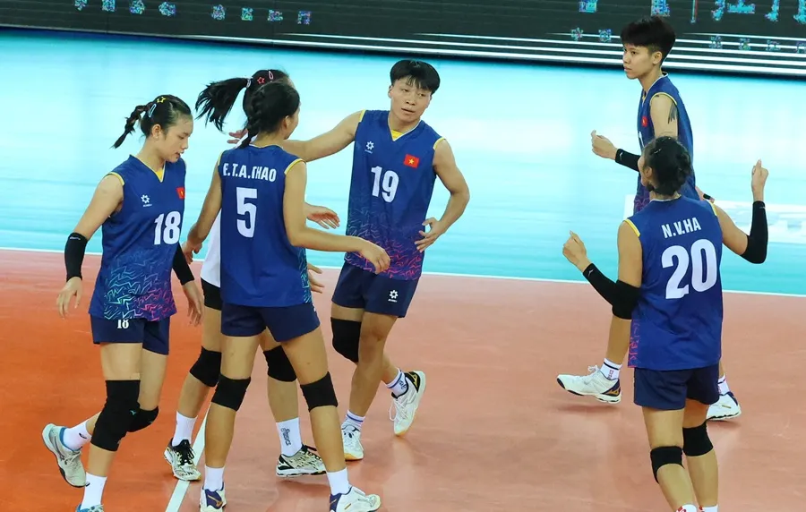 Chủ công Đặng Thị Hồng (19) là tay đập được chú ý nhất của đội tuyển bóng chuyền nữ trẻ Việt Nam lúc này. Ảnh: AVC