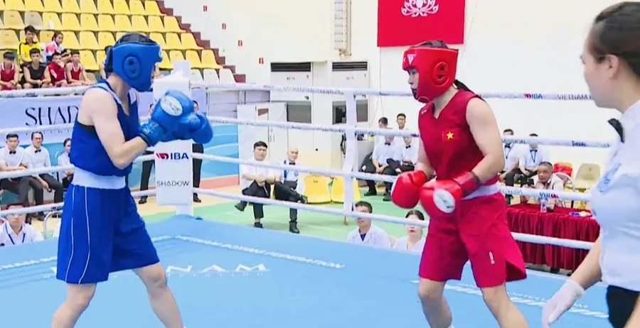 Huyền Trân (xanh) đã chiến thắng tại trận đấu để có tấm vé dự SEA Games 33-2025. Ảnh: MINH MINH