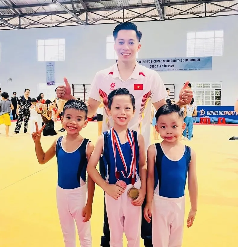 HLV Trần Thanh Tùng và các VĐV trẻ của TDDC TPHCM thi đấu tại giải. Ảnh: TH.TÙNG