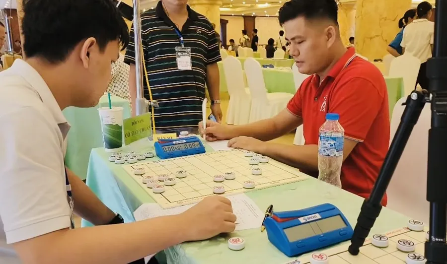 Lại Lý Huynh (áo đỏ) là thành viên đội TPHCM 2 dự giải cờ tướng vô địch đồng đội quốc gia 2025. Ảnh: MINH MINH