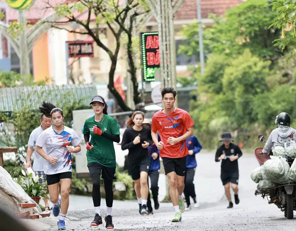 Cầu thủ bóng chuyền nữ Việt Nam tập luyện tại Tam Đảo (Phú Thọ) để tích lũy thể lực trước khi dự SEA V.League 2025. Ảnh: DŨNG PHƯƠNG