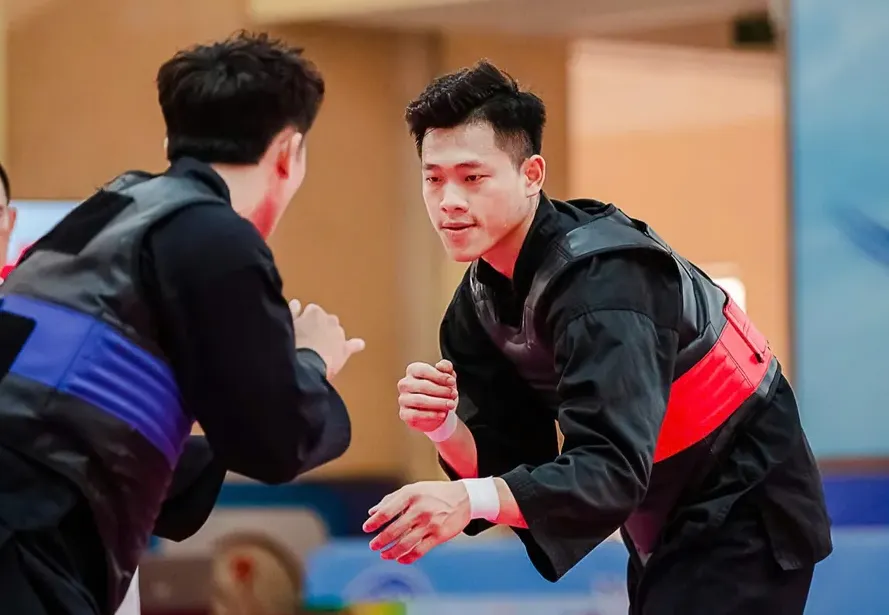 Nguyễn Tấn Sang (đỏ) là 1 trong những tuyển thủ quan trọng của đội tuyển pencak silat Việt Nam tại các giải quốc tế. Ảnh: DŨNG PHƯƠNG