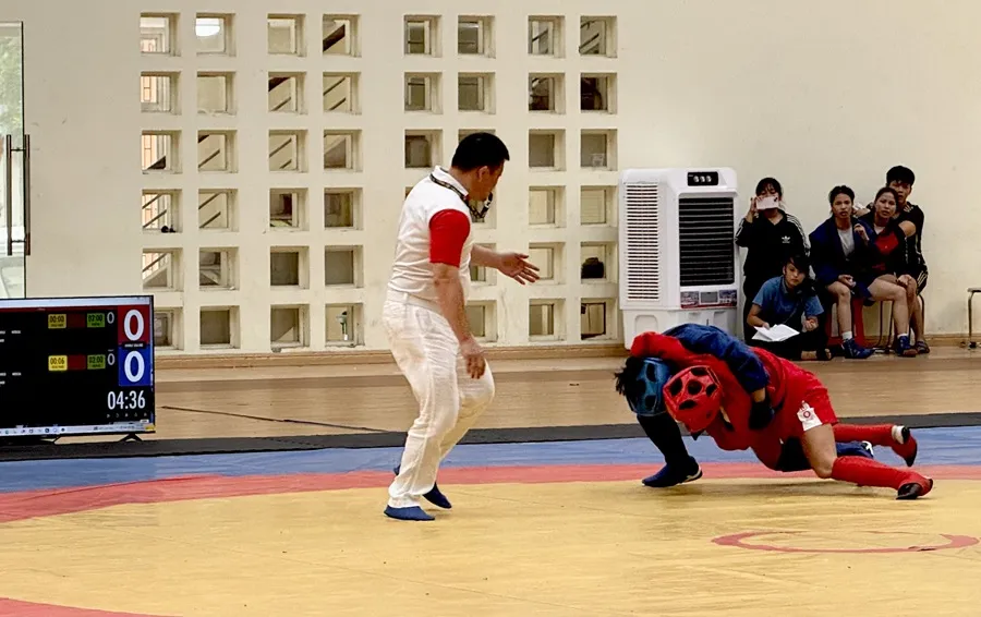 VĐV tranh tài quyết liệt tại giải vô địch Sambo quốc gia 2025. Ảnh: MINH MINH