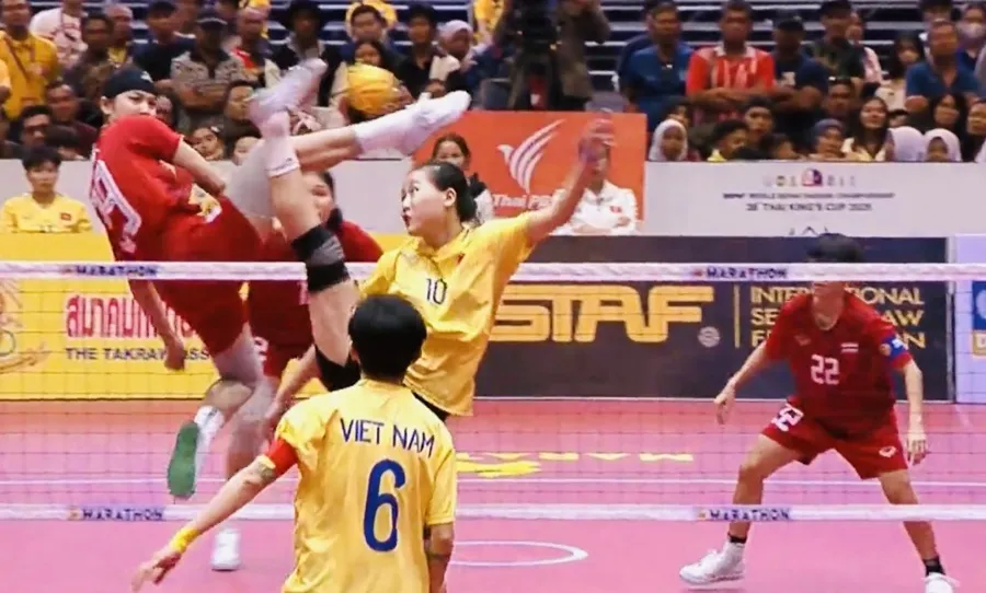 Đội cầu mây nữ Việt Nam (áo vàng) đã thi đấu cố gắng trước đội Thái Lan nhưng chưa thể áp đảo. Ảnh: LÊ THANH