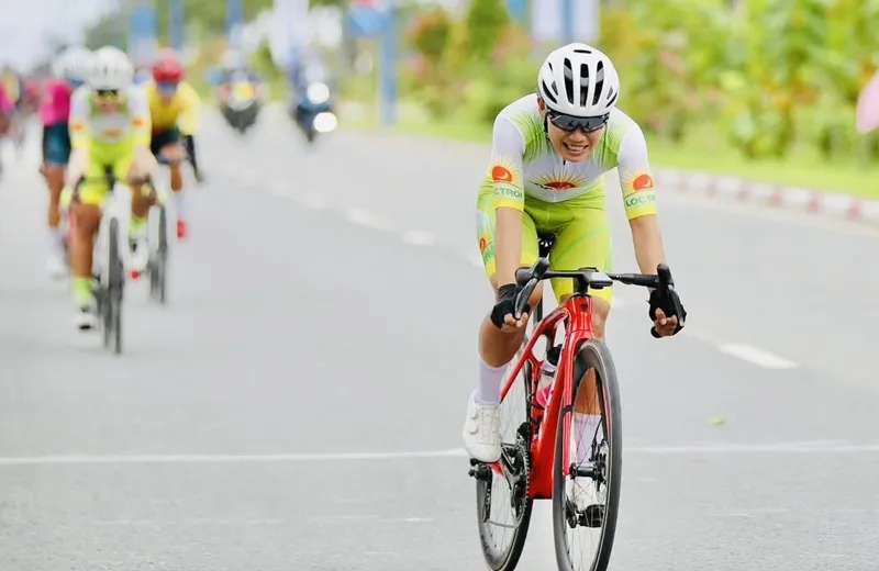 Cua-rơ Nguyễn Thị Thật giành HCV đầu tiên tại giải vô địch quốc gia 2025. Ảnh: ONG QI