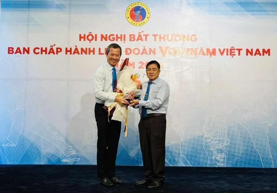Võ sư Trần Văn Mỹ đã nhận chúc mừng từ cựu Chủ tịch Mai Hữu Tín khi được bầu là tân Chủ tịch Liên đoàn vovinam Việt Nam. Ảnh: VOVINAMVN