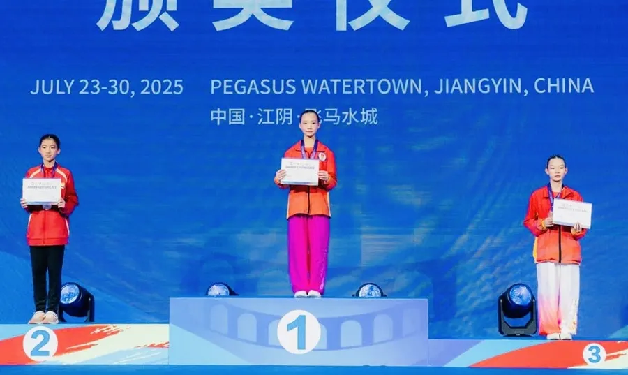 Tuyển thủ Chu Tuệ Anh (1) đã giành HCV cho đội wushu trẻ Việt Nam tại giải đấu. Ảnh: MINH MINH