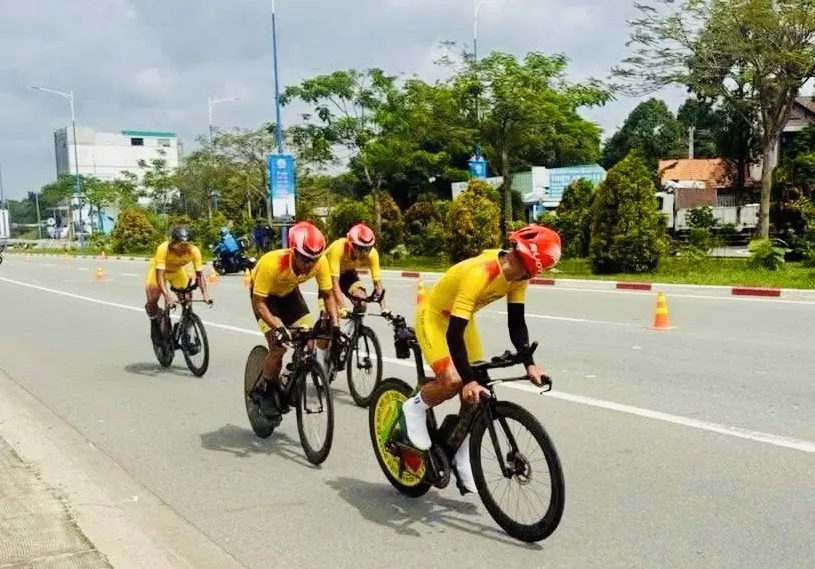 Đội xe đạp nam TPHCM 1 có HCB tại nội dung đồng đội tính giờ trong ngày thi đấu. Ảnh: CYCLINGNEWS