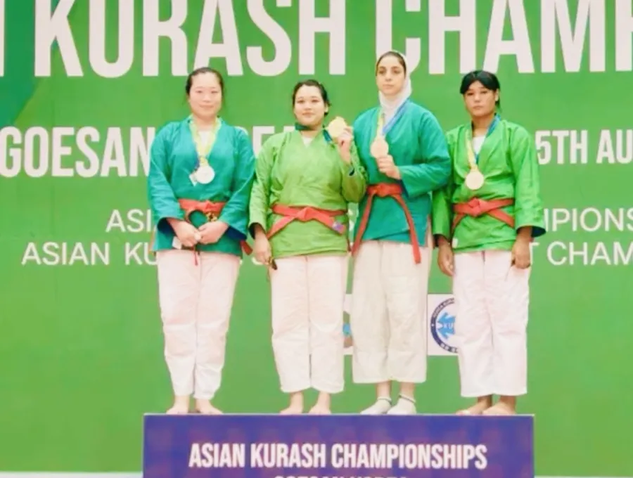 Võ sĩ Thanh Thủy (thứ 2 từ trái qua) giành thêm HCV cho kurash Việt Nam tại giải năm nay. Ảnh: TUẤN HỌC