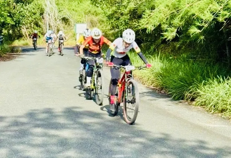 VĐV đang thi đấu nội dung địa hình tại giải vô địch quốc gia 2025 tổ chức ở TPHCM. Ảnh: CYCLINGNEWS