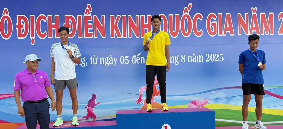 Duy Khanh đã giành HCV cho điền kinh TPHCM tại nội dung 110m rào nam. Ảnh: MINH MINH