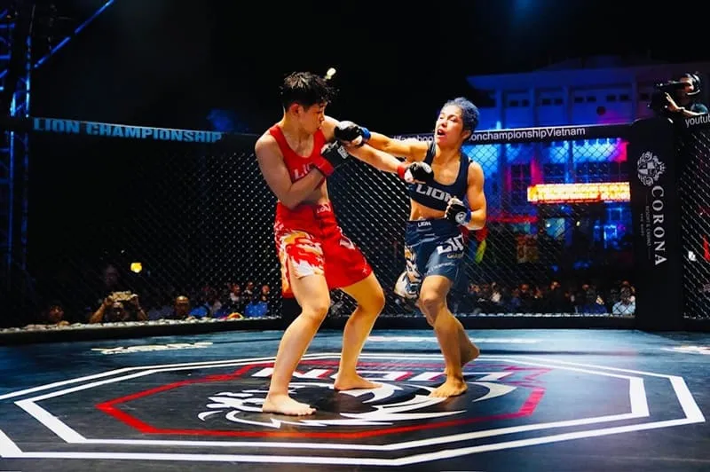 Quỳnh Hoa (đỏ) đã thắng Lò Thị Phung để giành đai vô địch hạng cân 52kg nữ. Ảnh: VMMAF