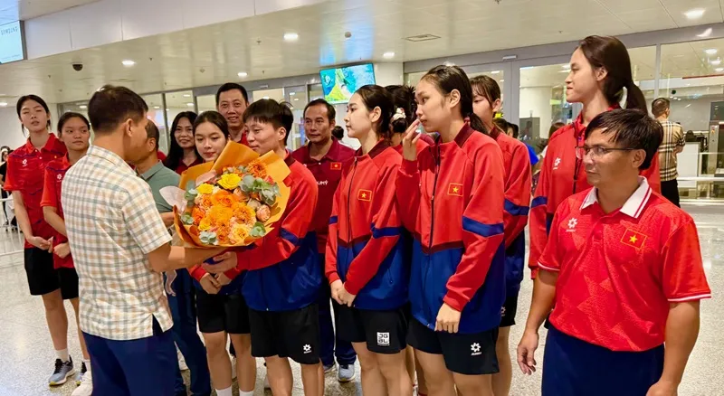 Thành viên đội tuyển bóng chuyền nữ trẻ U21 Việt Nam được chào đón khi về nước. Ảnh: MINH MINH