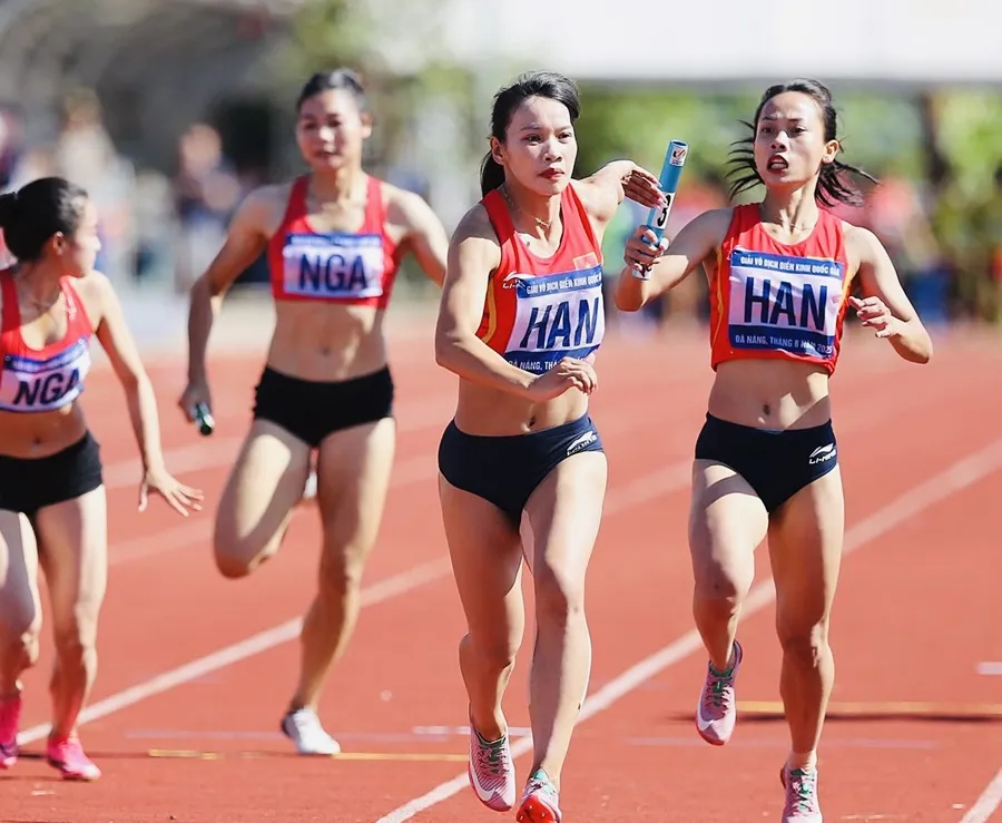 VĐV tiếp sức thi đấu hết khả năng chuyên môn. Ảnh: HOÀNG TÙNG