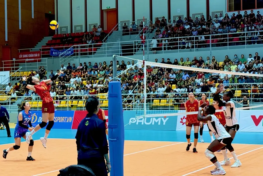 Đội tuyển bóng chuyền nữ Việt Nam đã thắng dễ dàng đội Kenya. Ảnh: MINH MINH