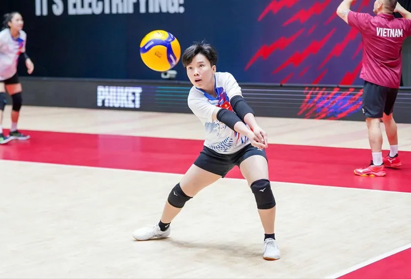 Libero Khánh Đang và các đồng đội tập luyện tích cực ngay khi có mặt tại Phuket (Thái Lan). Ảnh: VFV