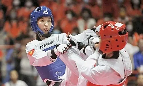 Võ sĩ Trương Thị Kim Tuyền (xanh) giành có thêm ngôi vô địch giải Đông Nam Á trên sân nhà. Ảnh: CỤC TDTTVN