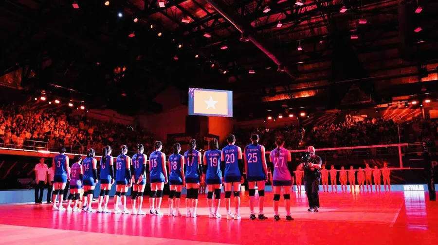 Đội tuyển bóng chuyền nữ Việt Nam trong trận ra quân gặp đội Ba Lan. Ảnh: VFV