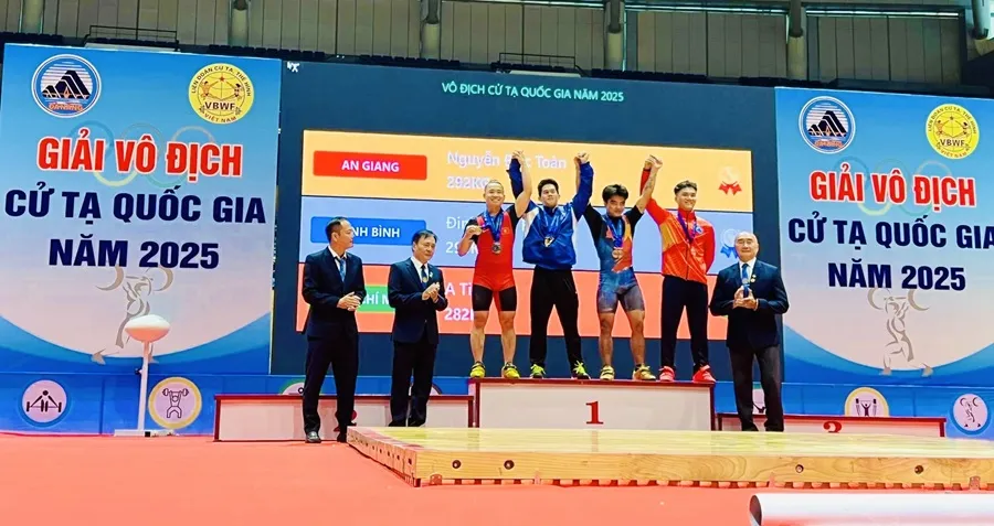 Các lực sĩ đã thi đấu giành kết quả tại giải vô địch quốc gia năm nay. Ảnh: MINH MINH