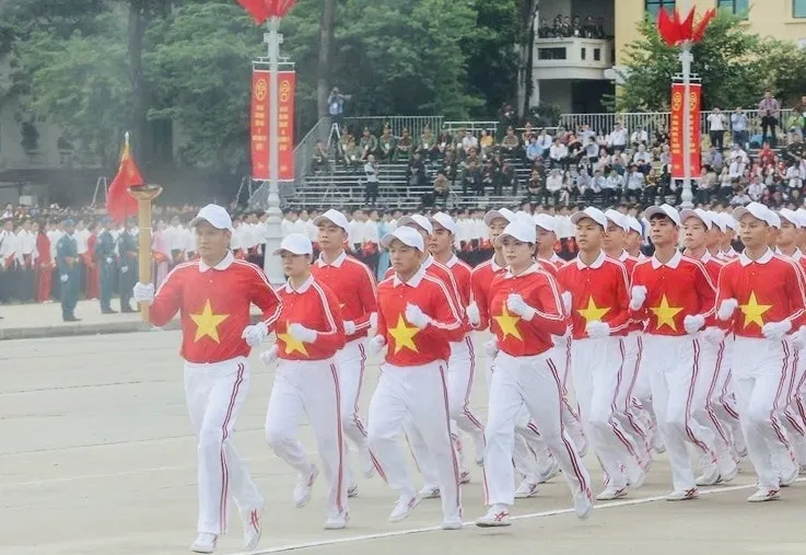 Nguyễn Thị Ngoan được tham gia làm nhiệm vụ tại khối rước đuốc. Ảnh: TTXVN