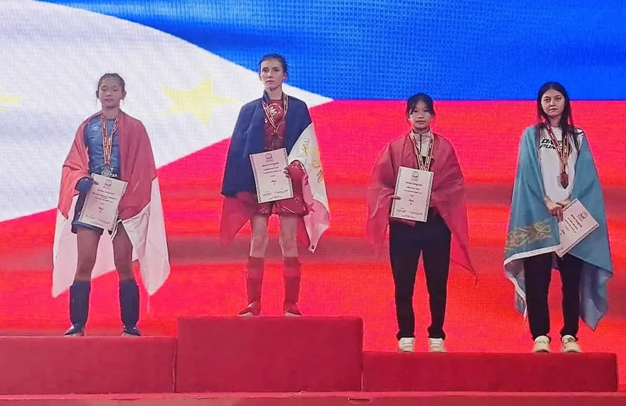Võ sĩ Thu Thủy (thứ 2 từ phải qua) đã giành HCĐ tại giải vô địch trẻ MMA châu Á lần thứ nhất năm 2025. Ảnh: NGỌC HÒA