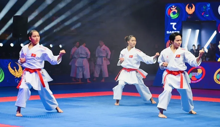 Tuyển thủ karate Việt Nam thi đấu giành HCV nội dung kata đồng đội nữ tại giải vô địch châu Á 2025. Ảnh: AKF