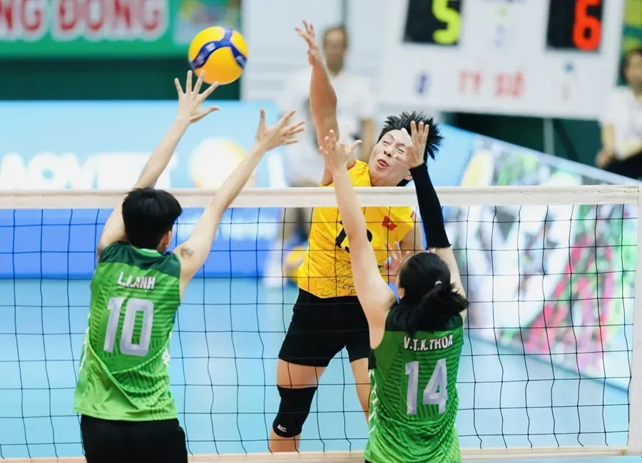 Cầu thủ Đặng Thị Hồng sẽ gặp áp lực tâm lý trước quyết định của Liên đoàn bóng chuyền Việt Nam. Ảnh: DŨNG PHƯƠNG