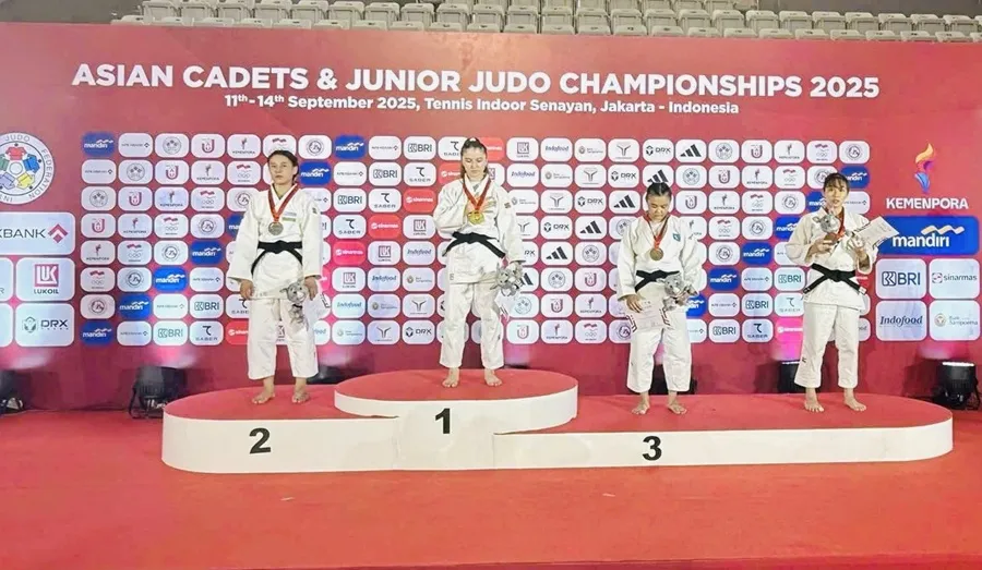 Tạ Yến Như (ngoài cùng bên phải) giành HCĐ đầu tiên cho đội judo Việt Nam tại giải vô địch trẻ châu Á 2025. Ảnh: NGUYỄN HỮU