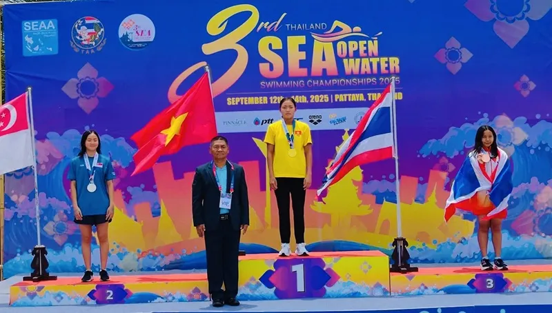 Tuyết Hân giành HCV cho mình tại giải bơi đường dài Đông Nam Á 2025. Ảnh: LÊ THANH