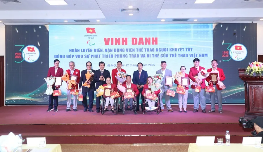 Các HLV, VĐV thể thao người khuyết tật Việt Nam tiêu biểu được vinh danh tại buổi lễ. Ảnh: LƯỢNG LƯỢNG