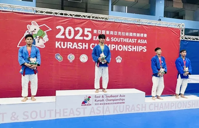 Võ sĩ Chu Đức Đạt (ngoài cùng bên trái) giành HCB cho đội tuyển kurash Việt Nam. Ảnh: NGUYỄN HỮU