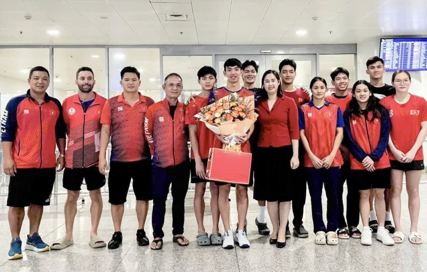 Đội tuyển bơi Việt Nam về nước sau giải vô địch châu Á 2025 tại Ấn Độ vào ngày 2-10. Ảnh: THANH HUYỀN