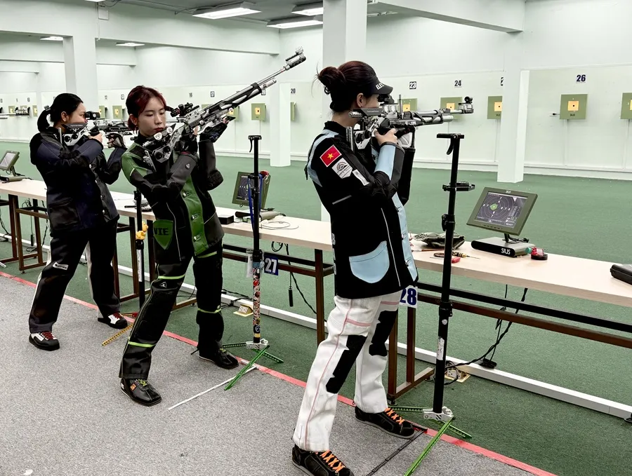 Xạ thủ Lê Thị Mộng Tuyền (giữa) là gương mặt chủ lực của đội bắn súng TPHCM và đội tuyển bắn súng Việt Nam thi đấu giải quốc gia 2025. Ảnh: MINH CHIẾN