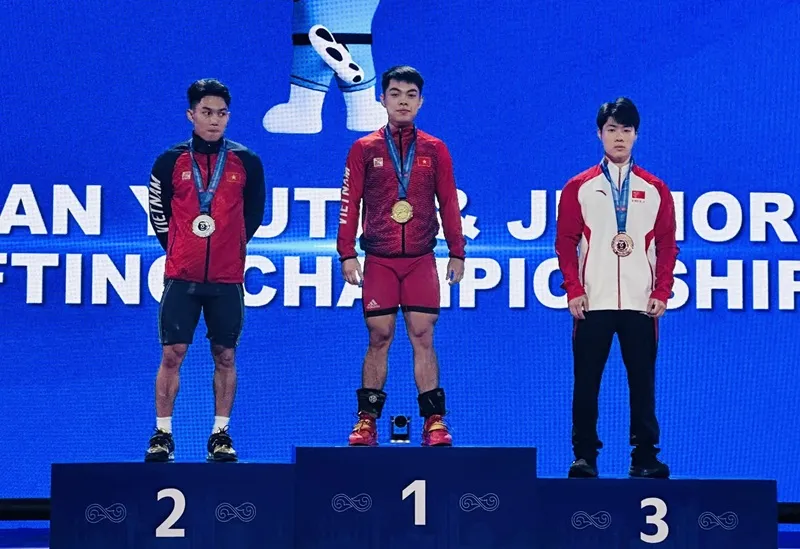 Dương Tuấn Kiệt (giữa) từng giành HCV tại giải cử tạ vô địch trẻ châu Á 2025. Ảnh: NGUYỄN HUY