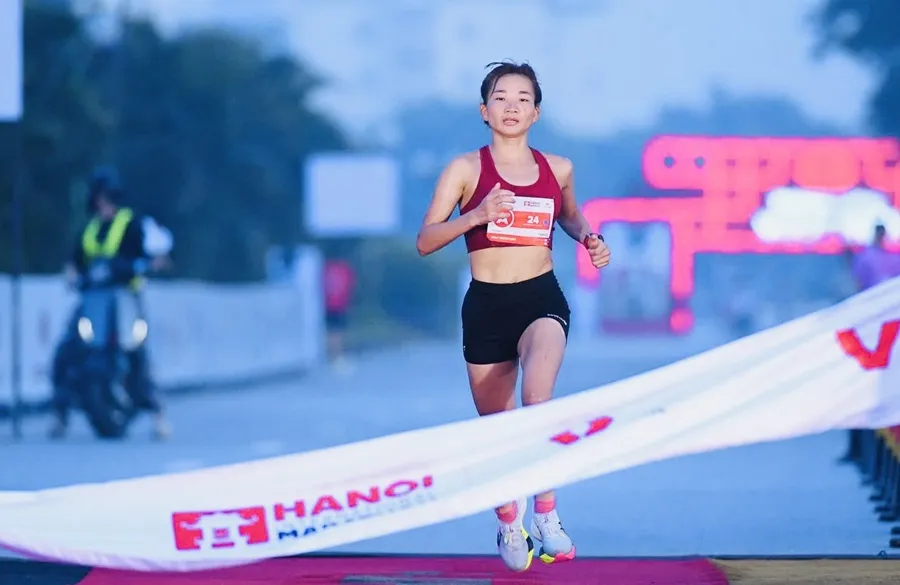 Nguyễn Thị Oanh về nhất nội dung bán marathon 21km với thời gian tốt nhất. Ảnh: THM