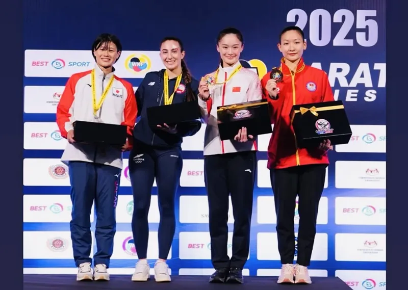 Hoàng Thị Mỹ Tâm (ngoài cùng bên phải) giành HCĐ tại giải đấu. Ảnh: AKF