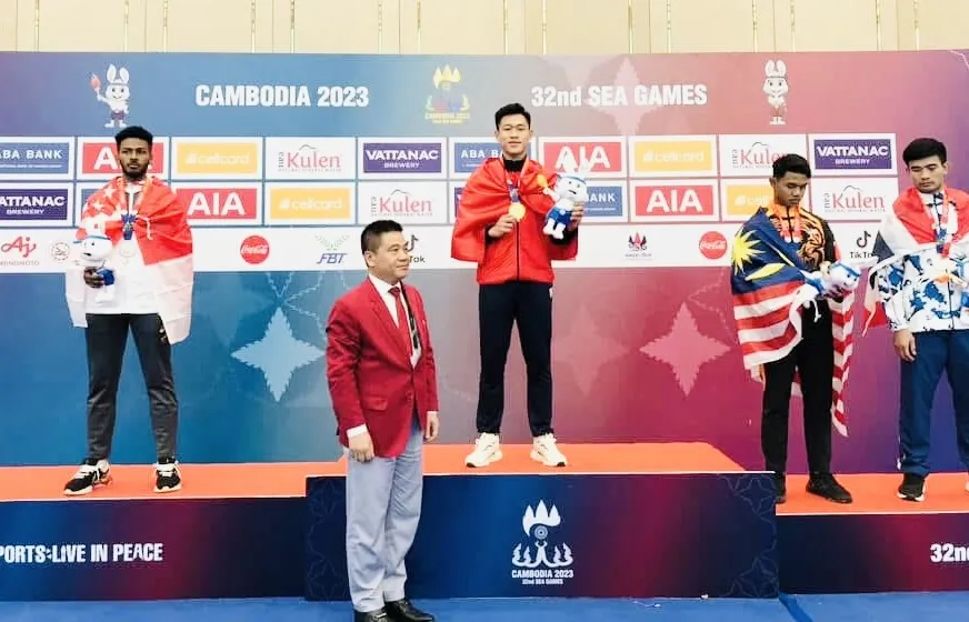 Tuyển thủ Nguyễn Tấn Sang được vinh dự nhận giải thưởng "Thanh niên sống đẹp". Ảnh: CỤC TDTT VIỆT NAM