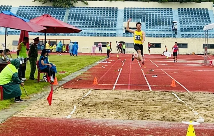 Phạm Xuân Tiến giành HCV cho đội TPHCM tại ngày đầu của giải điền kinh trẻ quốc gia 2025. Ảnh: TRỊNH ĐỨC