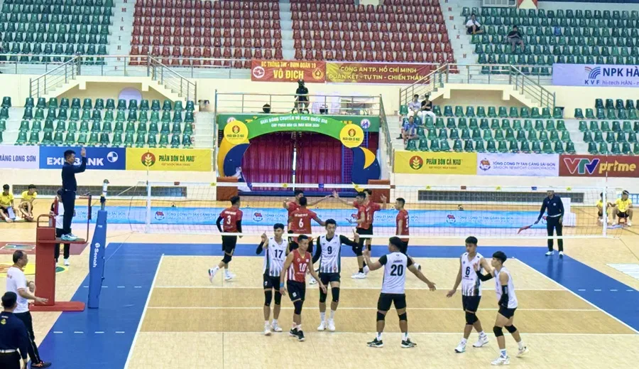 Đội Biên Phòng MB và Công an TPHCM đã thi đấu trận cuối tại vòng bảng. Ảnh: MINH CHIẾN