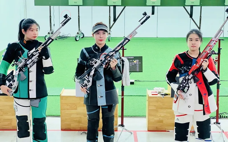 Xạ thủ Phí Thanh Thảo (giữa) đã giành HCV tại giải vô địch Đông Nam Á 2025 và phá kỷ lục. Ảnh: MINH MINH