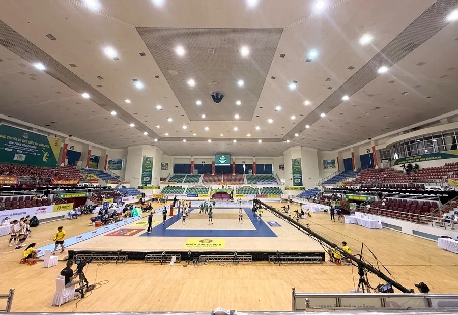 Khán đài nhà thi đấu tỉnh Ninh Bình không có đông người cổ vũ vào xem trực tiếp những trận đã diễn ra tới lúc này. Ảnh: MINH CHIẾN