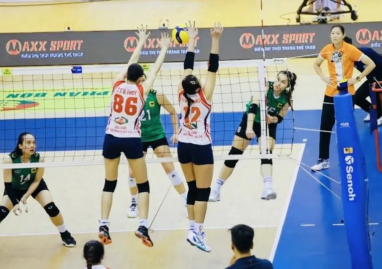 HLV Ngọc Hoa và cầu thủ VTV Bình Điền Long An rất tập trung cho trận bán kết. Ảnh: VTVBĐLA