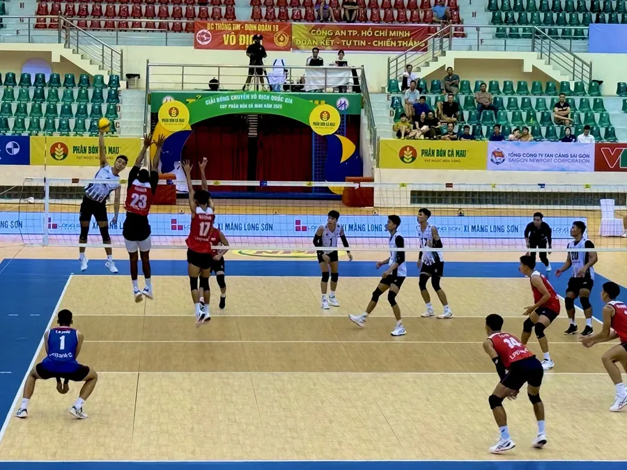 Đội Biên Phòng MB và Ninh Bình đã thi đấu trận bán kết hấp dẫn. Ảnh: MINH CHIẾN